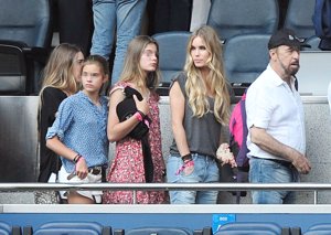 Helen Swedin, la mujer de Luis Figo, acompañada por sus tres hijas Daniela, Martina y Stella