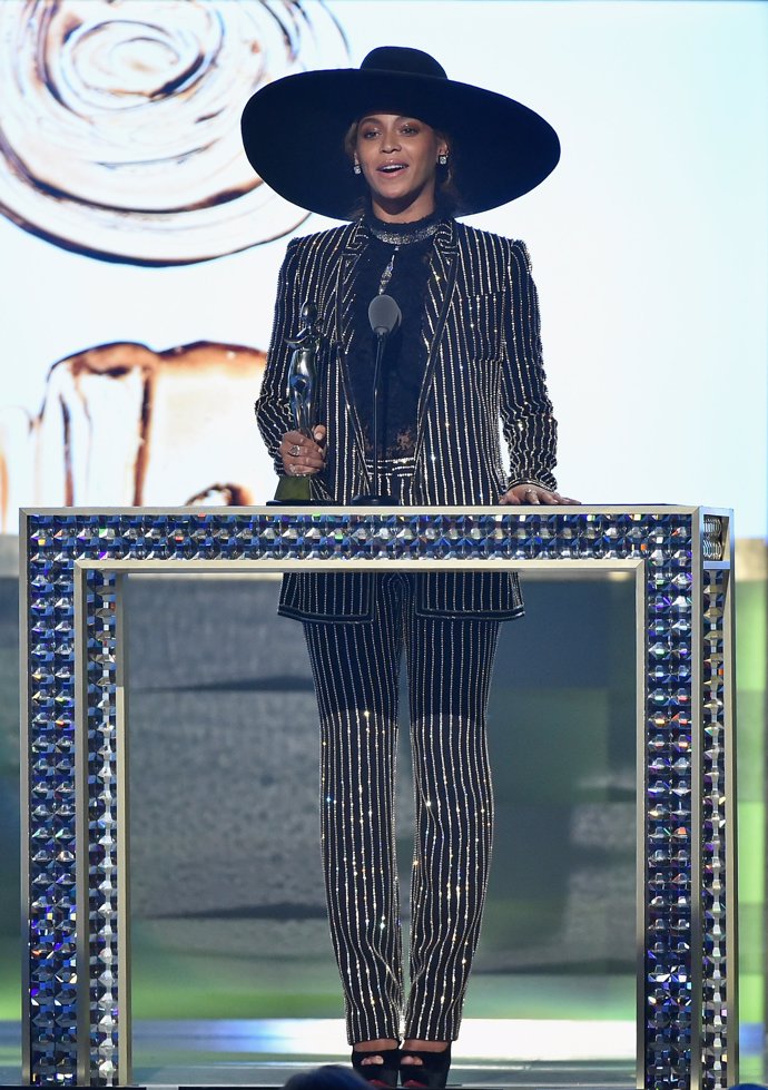 beyoncé recogiendo su premio como icono de moda