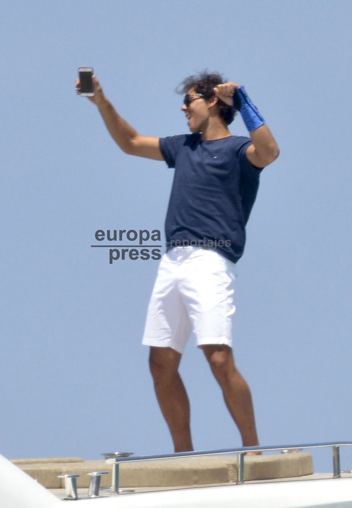 Rafa Nadal baila divertido en la cubierta de su yate en Ibiza