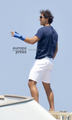 Rafa Nadal baila divertido en la cubierta de su yate en Ibiza