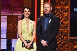 Lucy Liu y Jesse Tyler Ferguson