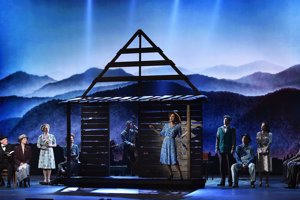 Carmen Cusack y el reparto de 'Bright Star'