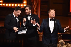 Sean Hayes,  Jake Gyllenhaal y James Corden