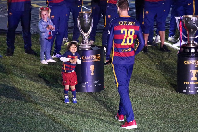 milan piqué con sasha en la celebración del camp nou