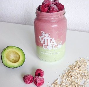 Medio Aguacate,  Medio Mango, 1 taza de Frambuesas,  1 taza de Espinacas,  Medio yogur de soja, 1 taza de Vita Coco. VITA COCO
