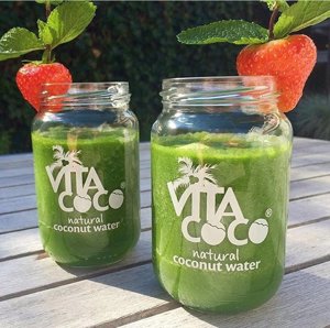 1 Kiwi, 1 taza de piña cortada en dados, 1 taza de Vita Coco, 1 taza de espinacas, Jengibre al gusto. VITA COCO