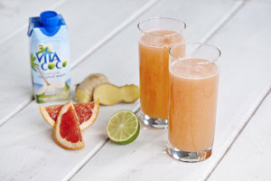 1 pomelo sin piel, 1 lima sin piel, 1 cm de jengibre,  150 ml Vita Coco Piña. VITA COCO