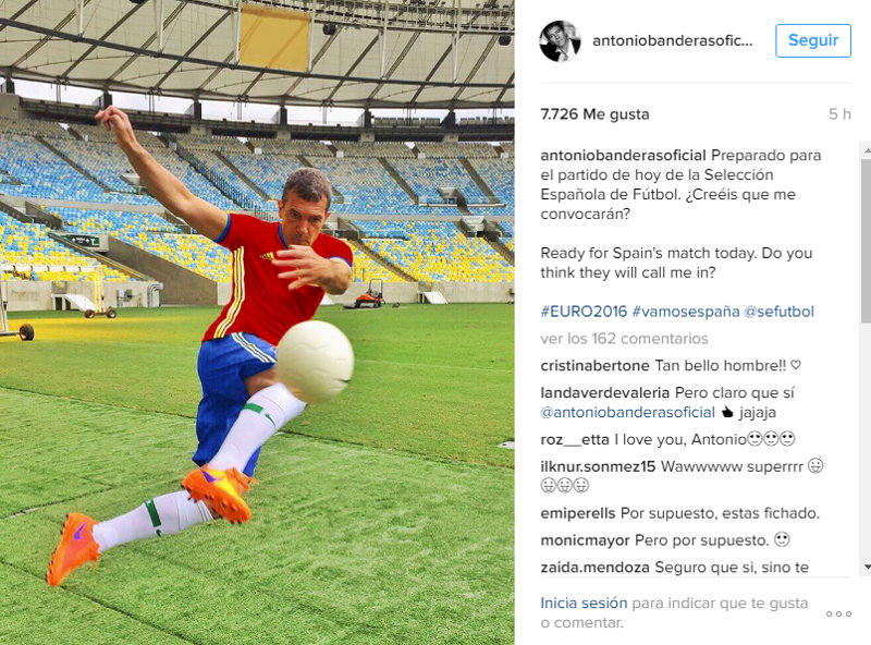 Antonio Banderas apoya a la roja en redes sociales, vestido con traje deporte apoya a la selección española