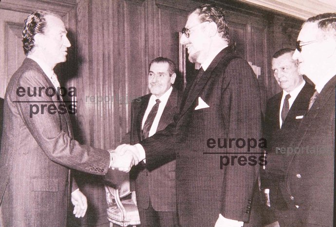 Don Juan Carlos saluda a Don Leandro de Borbón