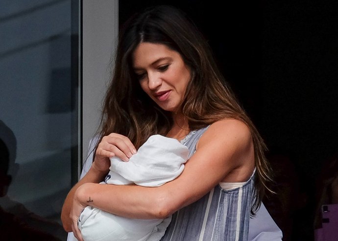 sara carbonero a su salida del hospital con el pequeño lucas casillas carbonero en brazos