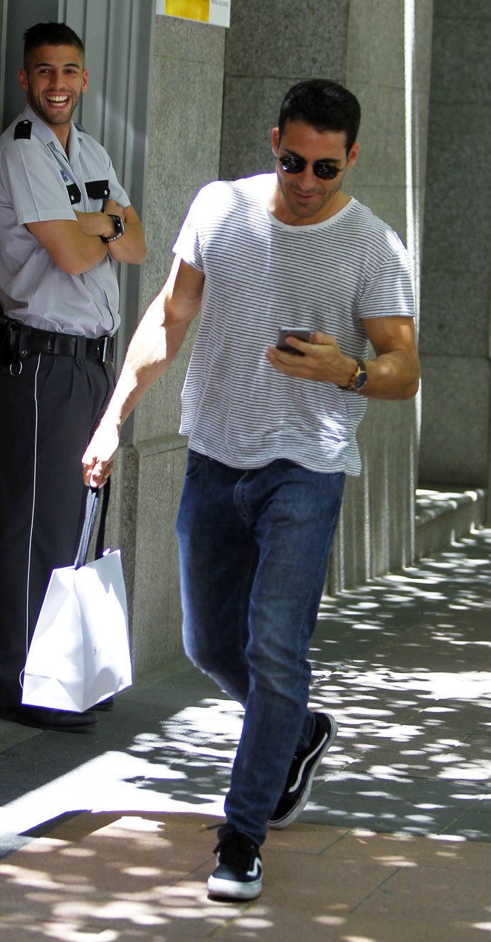 Miguel Ángel Silvestre de compras por Madrid