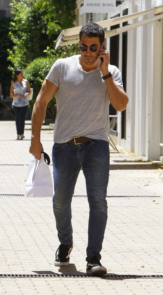 Miguel Ángel Silvestre de compras por Madrid