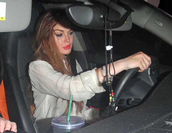 lindsay lohan conduciendo