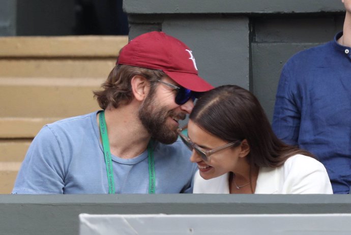 irina shayk con bradley en el tenis