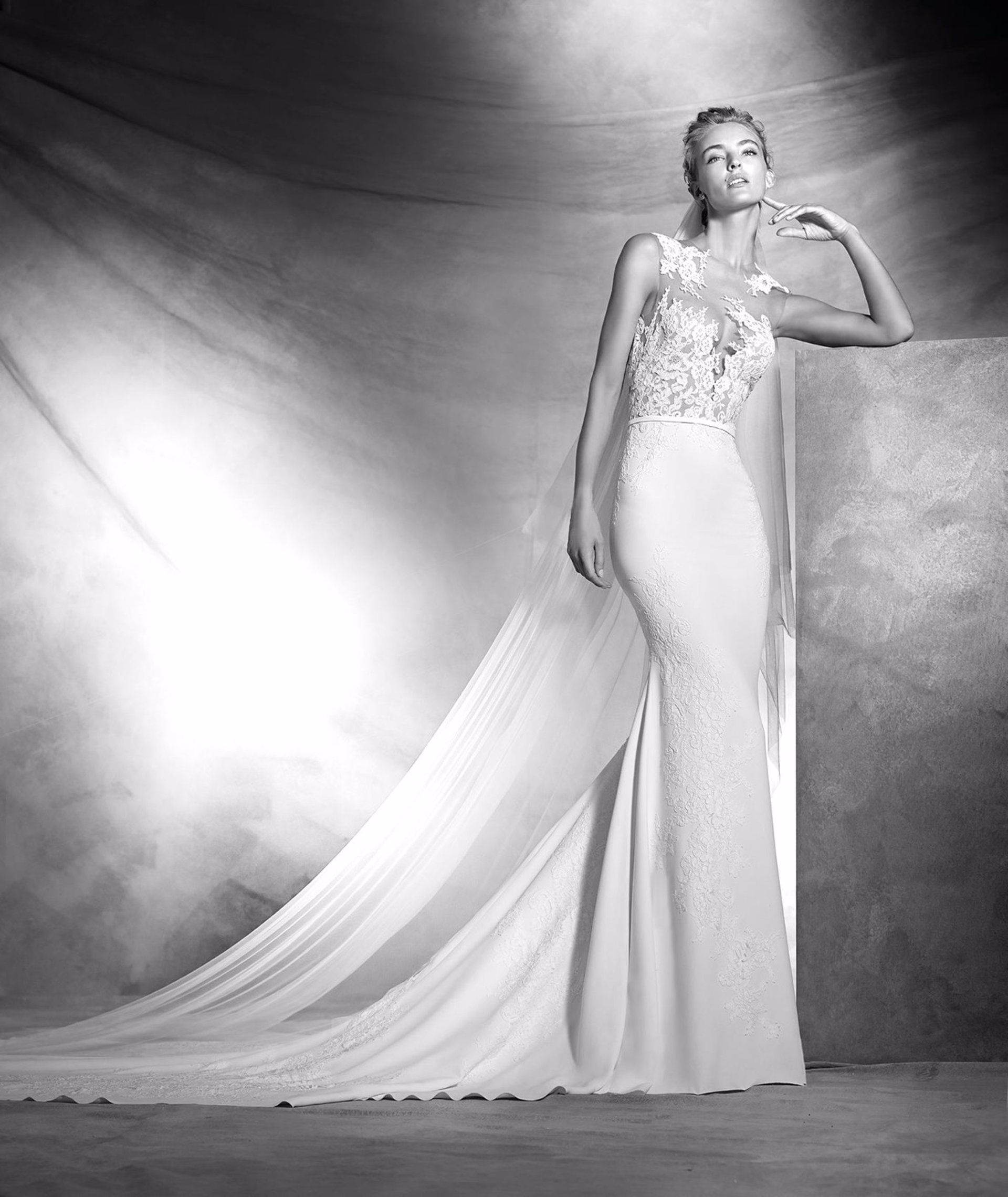 Pronovias, vestido modelo Vicenta de la colección 2016 realizado por Hervé Moreau. En crepe de tul y escote ilusión y falda corte sirena, ajustado a la cintura. Precioso modelo