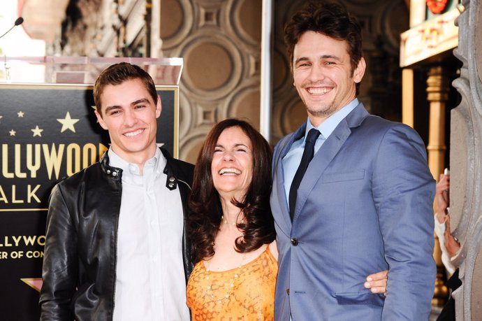 dave franco con su hermano james y su madre