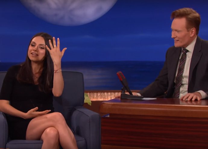 Mila Kunis junto a Conan O'Brien