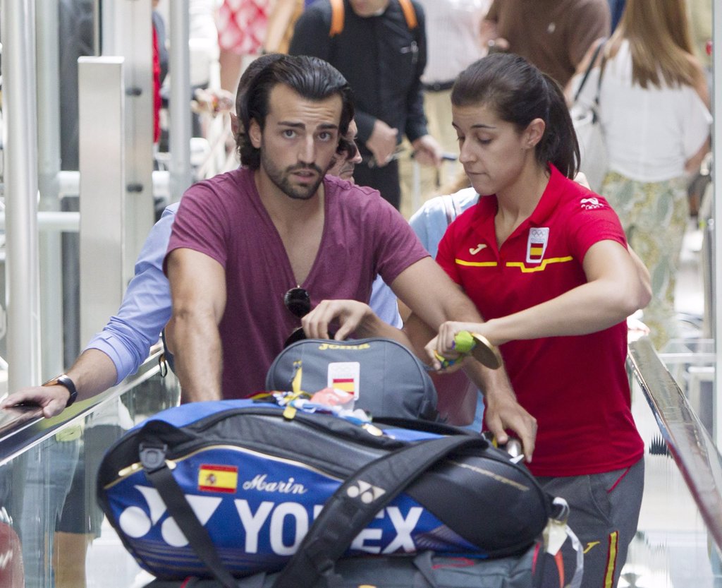 Carolina Marín presume de su novio Alejandro a su llegada a Madrid