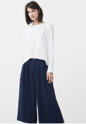 Blusa. En Mango, una de las tiendas favoritas de la soberana, hemos encontrado un top de manga larga, que es un must have en cualquier armario por su versatilidad. Combina con todo. Precio: 25,99 euros.