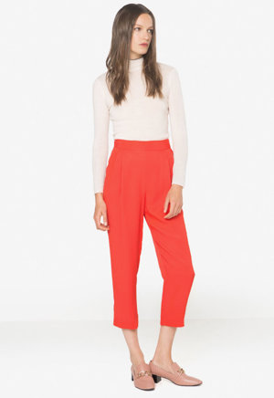 Pantalón. Confeccionado en un tejido fluido en color rojo, en la web de Uterqüe está a la venta este diseño de largo cropped y corte recto con bolsillos laterales. Precio: 79 euros.