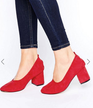 Bailarinas con tacón. Aunque los de la reina son de Uterqüe, en Asos hemos encontrado otros rojos de 40 euros.