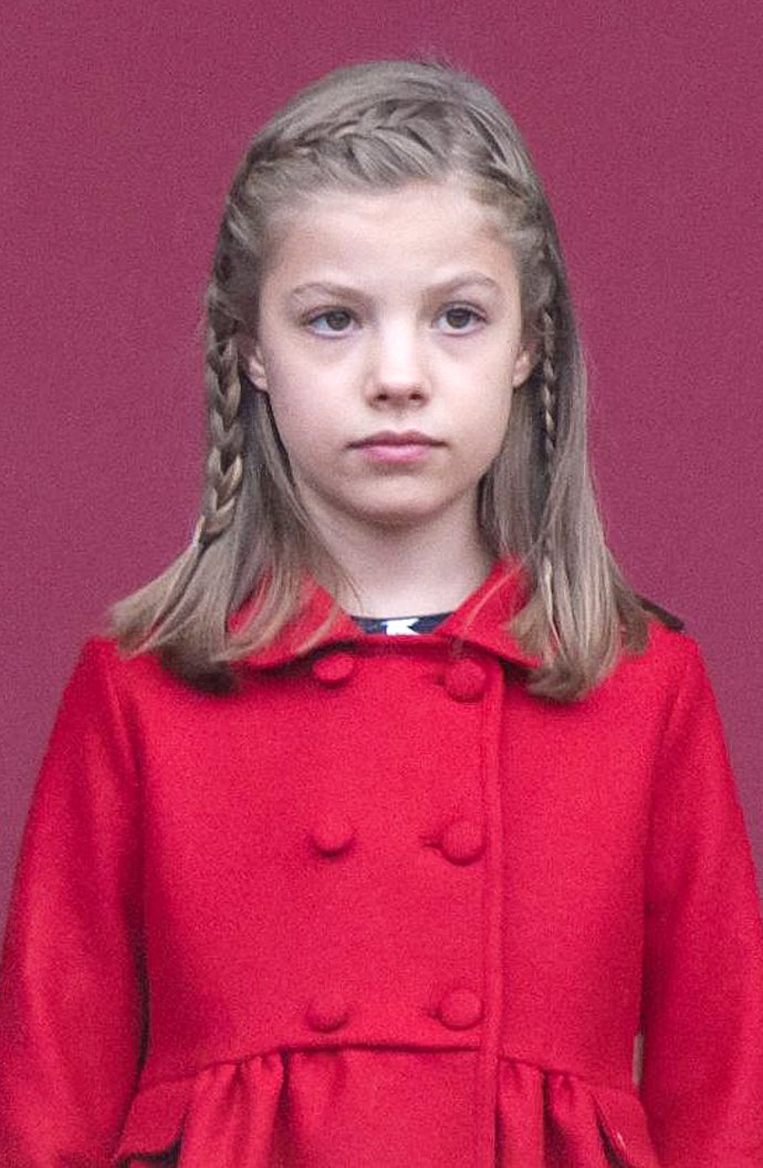 La Infanta Sofía muy guapa de rojo el día del desfile militar