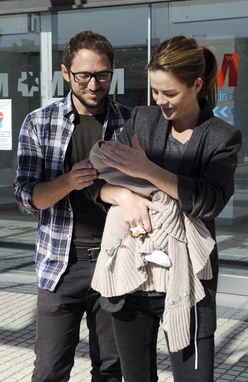 Amelia Bono y su bebé reciben el alta hospitalaria tras la cuarta ... Amelia Bono y su bebé reciben el alta hospitalaria tras la cuarta ...