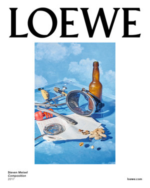 Composition, muestra un paso más en la colaboración de Loewe con Meisel. Se trata de un bodegón a medio camino entre el hiperrealismo y el surrealismo.