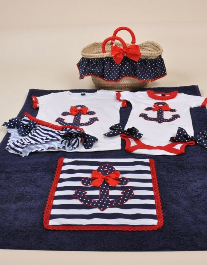 Carita Guapa personaliza tus bañadores, camisetas, bikinis, toalla y capazos o cestos de mimbre. Este es tonos navys en rojo y azul y blanco con un ancla