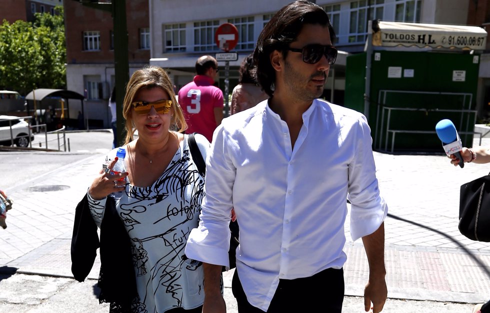 Maximilano, hijo de Bigote Arrocet, visita a María Teresa Campos en el hospital