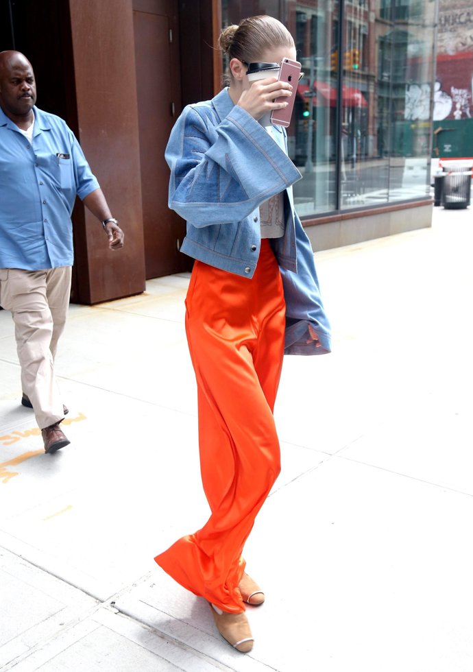 Pantalones naranjas que  arrastran de Stella McCartney