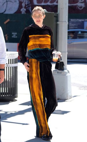 Pantalones tipo over negros con una raya amarilla