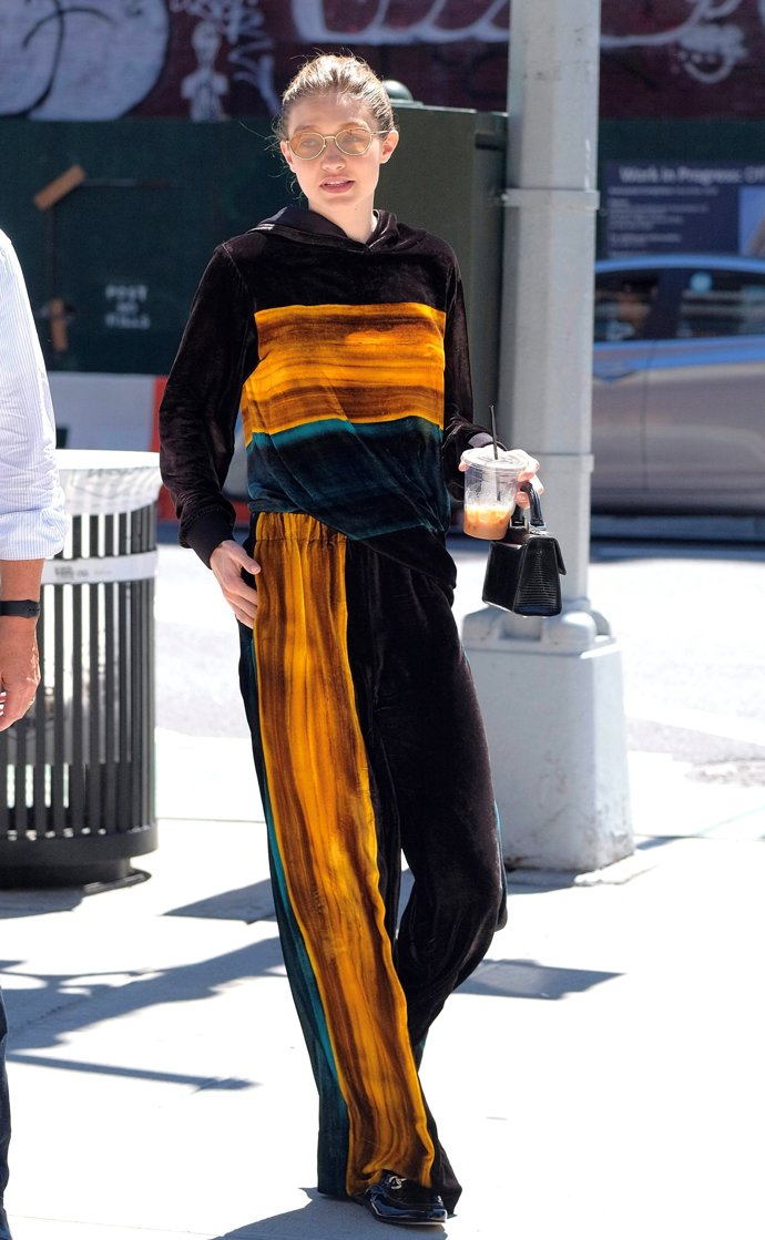 Pantalones tipo over negros con una raya amarilla