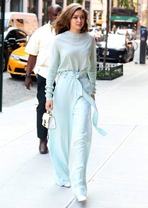 Pantalones anchos, altos, ajustados a la cintura que arrastran