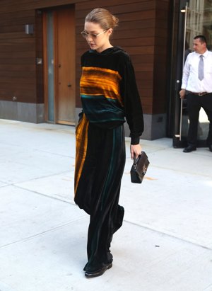 Pantalones tipo over negros con una raya amarilla