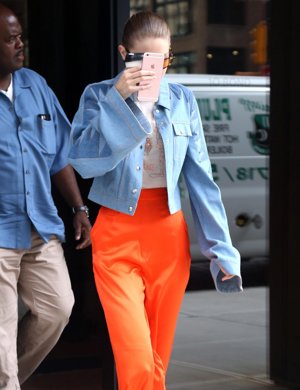 Pantalones naranjas que  arrastran de Stella McCartney