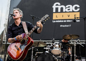 Smile,  Mikel Erentxun,  León Benavente en concierto