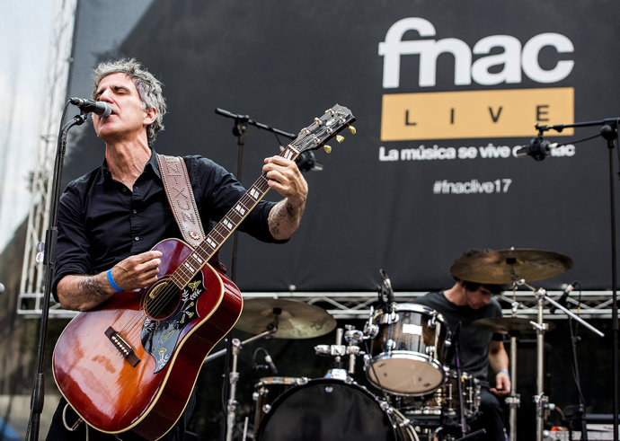 Smile,  Mikel Erentxun,  León Benavente en concierto