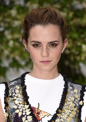 Vestido negro de tul transparente con detalles en forma de hojas doradas que combinó con una camiseta blanca de Louis Vuitton