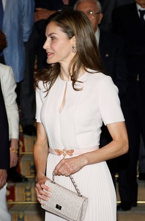 Un vestido rosa nude con falda plisada, corte vertical en el escote y manga corta de Hugo Boss