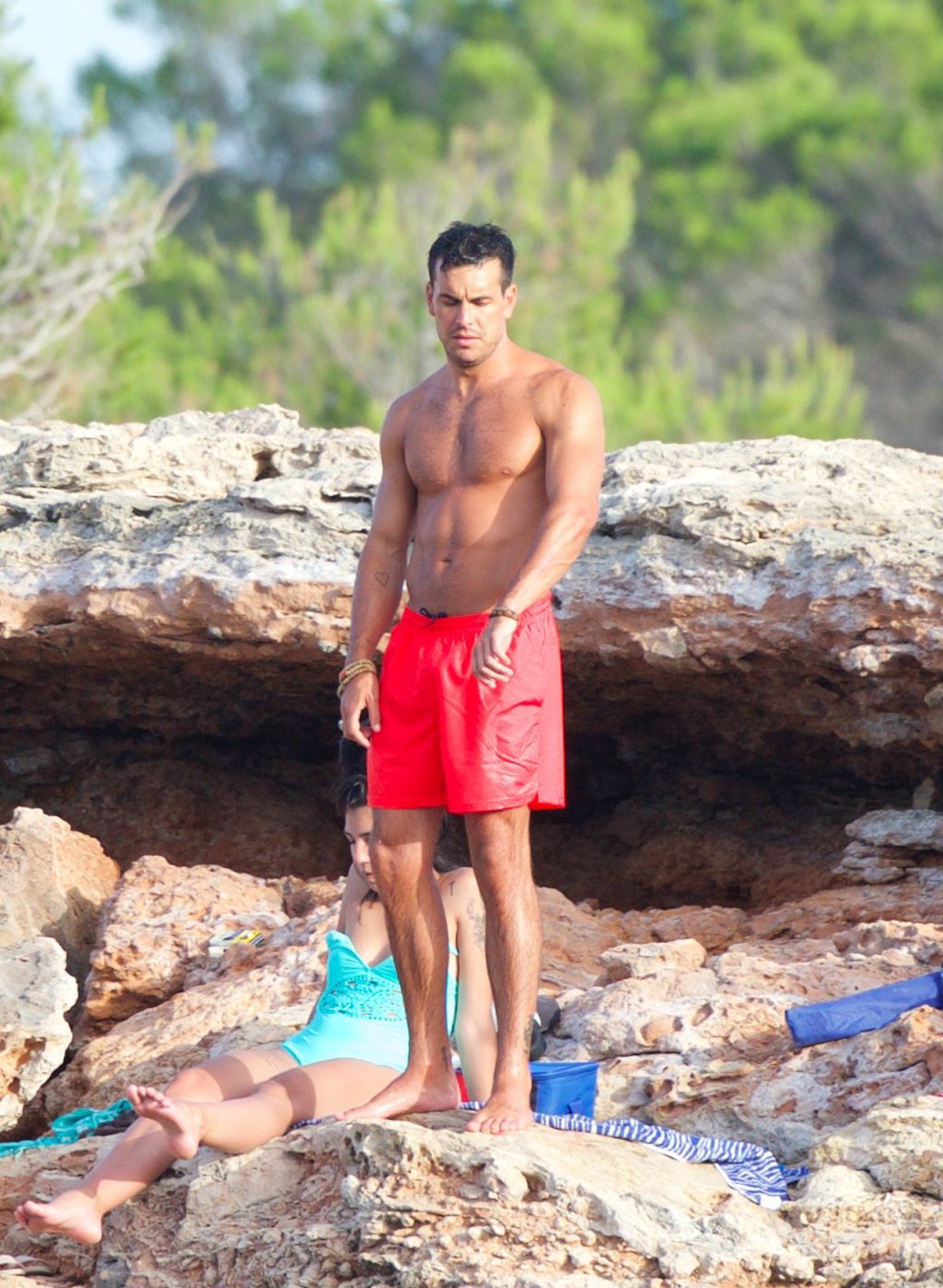 Mario Casas continúa calentando el verano, pero esta vez en España