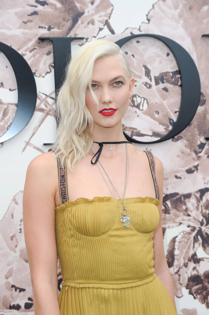 Karlie Kloss apostó por un vestido de Dior en color mostaza estilo boho y palabra de honor.