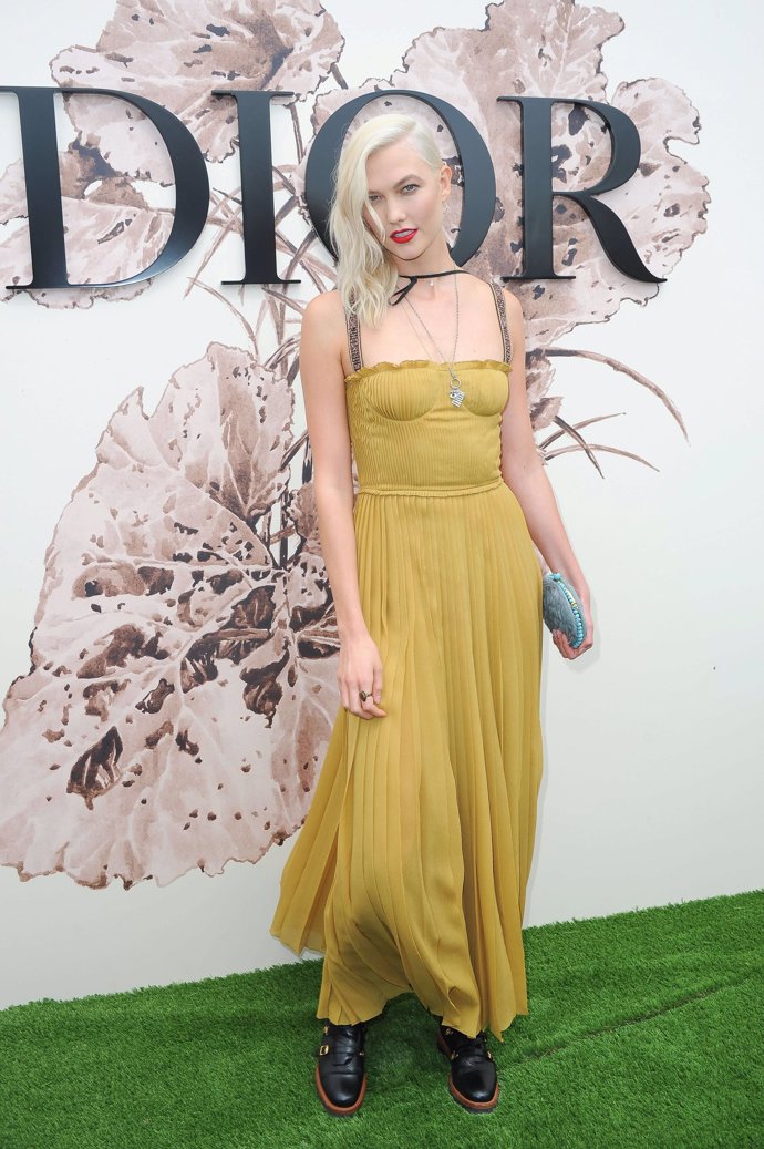 Karlie Kloss apostó por un vestido de Dior en color mostaza estilo boho y palabra de honor.