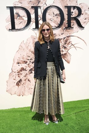 La it girl eligió un conjunto compuesto por una chaqueta negra que combinó con una falda por debajo de la rodilla negra y dorada.