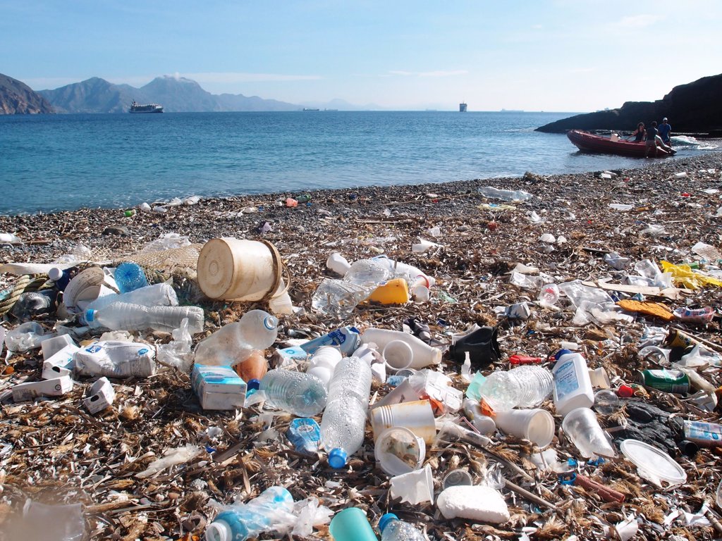 Plástico flotante en océanos ha aumentado más de cien 