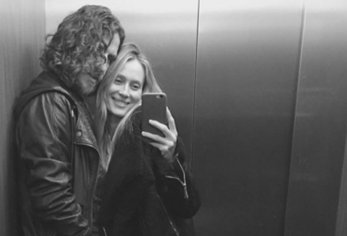 Vanesa Lorenzo y Puyol muy divertidos se hacen una foto en un ascensor, muy románticos