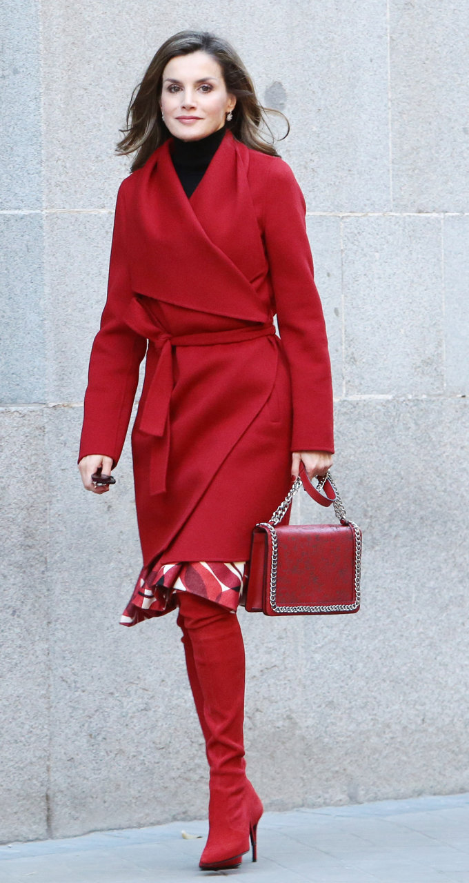 La Reina Letizia impacta con sus botas rojas y apuesta todo al rojo