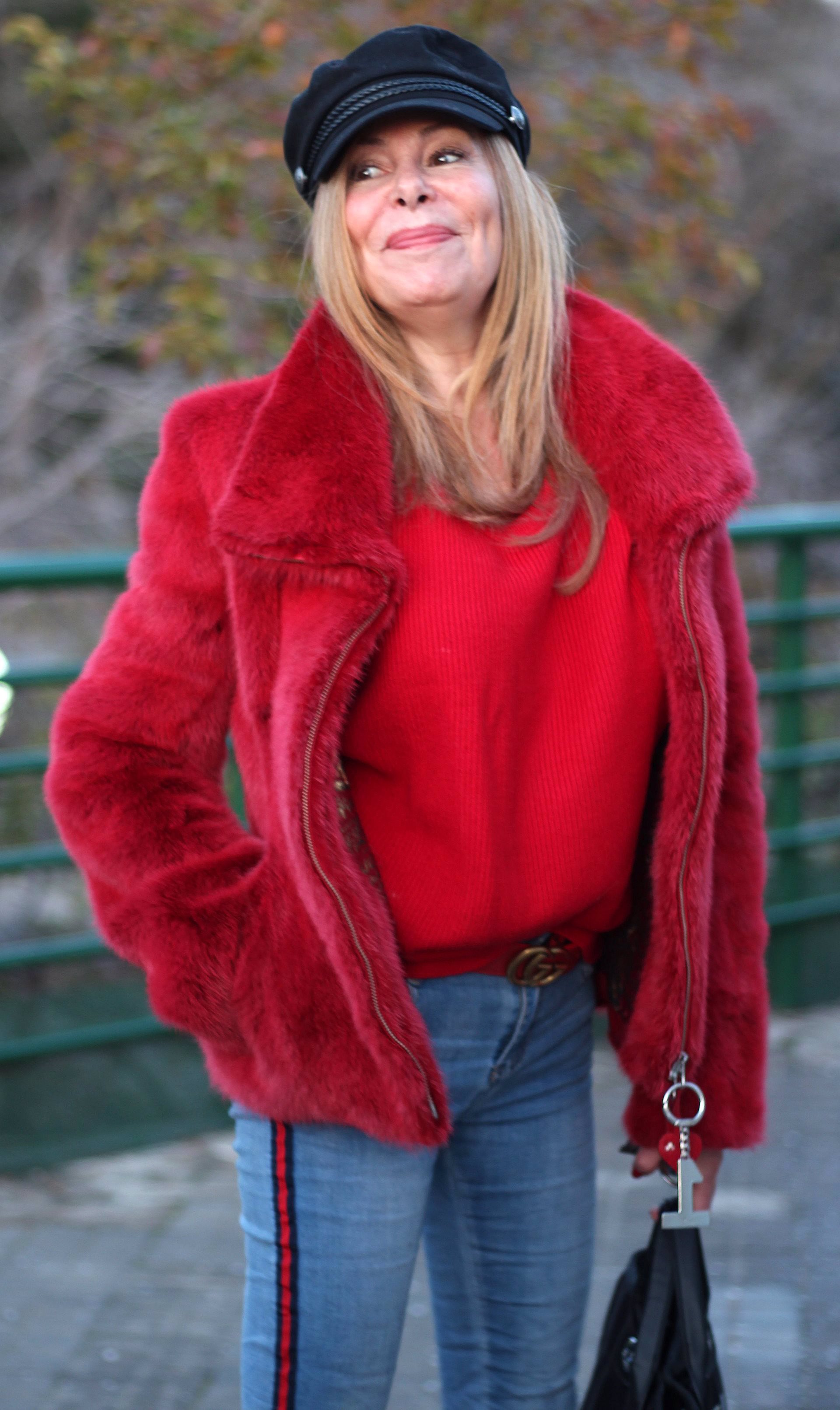 Ana Obregón vestida con gorra navy de tendencia cazadora de piel de pelo en rojo y camiseta roja con vaqueros