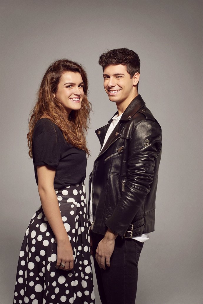 Amaia y Alfred son los cantantes y la pareja del momento. Amaia muy guapa con una camiseta de algodón en negra y una falda de topos en negra y lunares de diferentes tamaño en blanco y él con camiseta blanca y chaqueta de cuero (perfecto) y pantalón negro vaquero