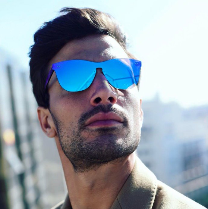 Sara Carbonero gran seguidora de las gafas de sol carrighan todolente sin montura de espejo 